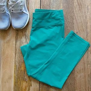 Athleta Green Compression Crop Leggings MT (Tall)